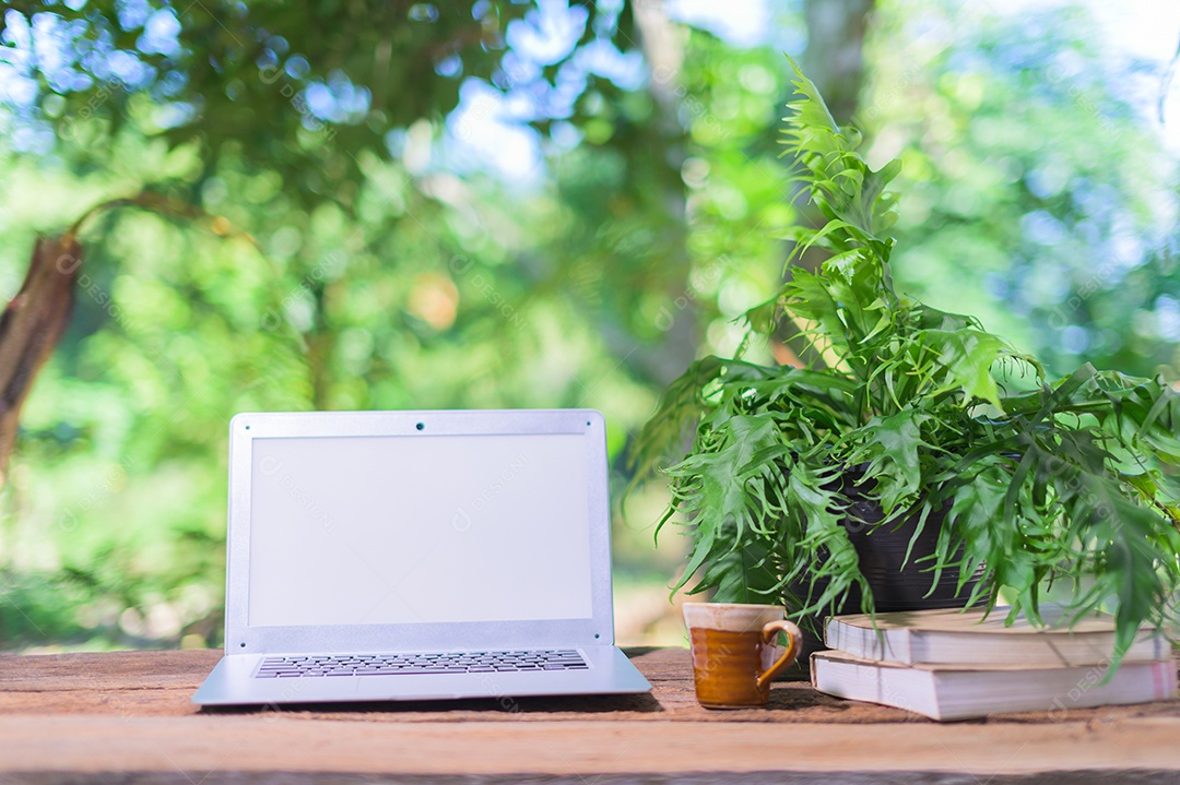 Notebook e equipamento estacionário Na mesa, visão natural