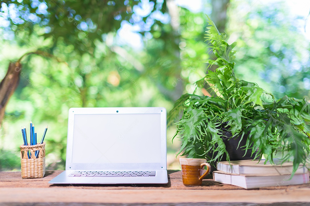 Notebook e equipamento estacionário Na mesa, visão natural