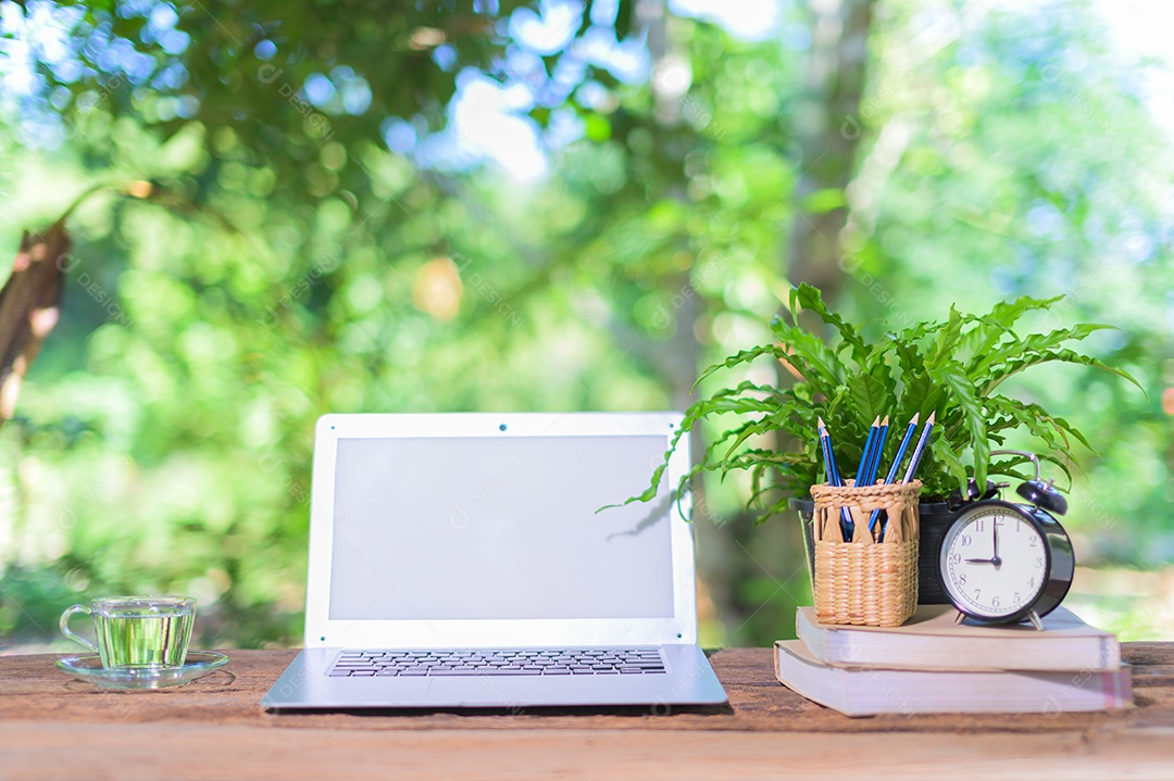 Notebook e equipamento estacionário Na mesa, visão natural