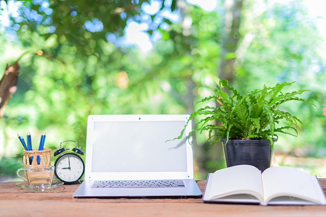 Notebook e equipamento estacionário Na mesa, visão natural