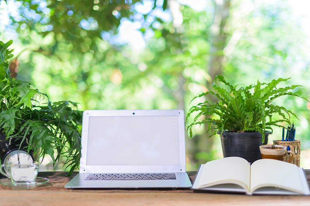 Notebook e equipamento estacionário Na mesa, visão natural
