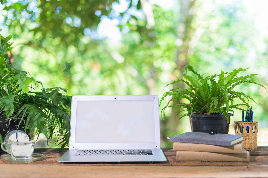 Notebook e equipamento estacionário Na mesa, visão natural