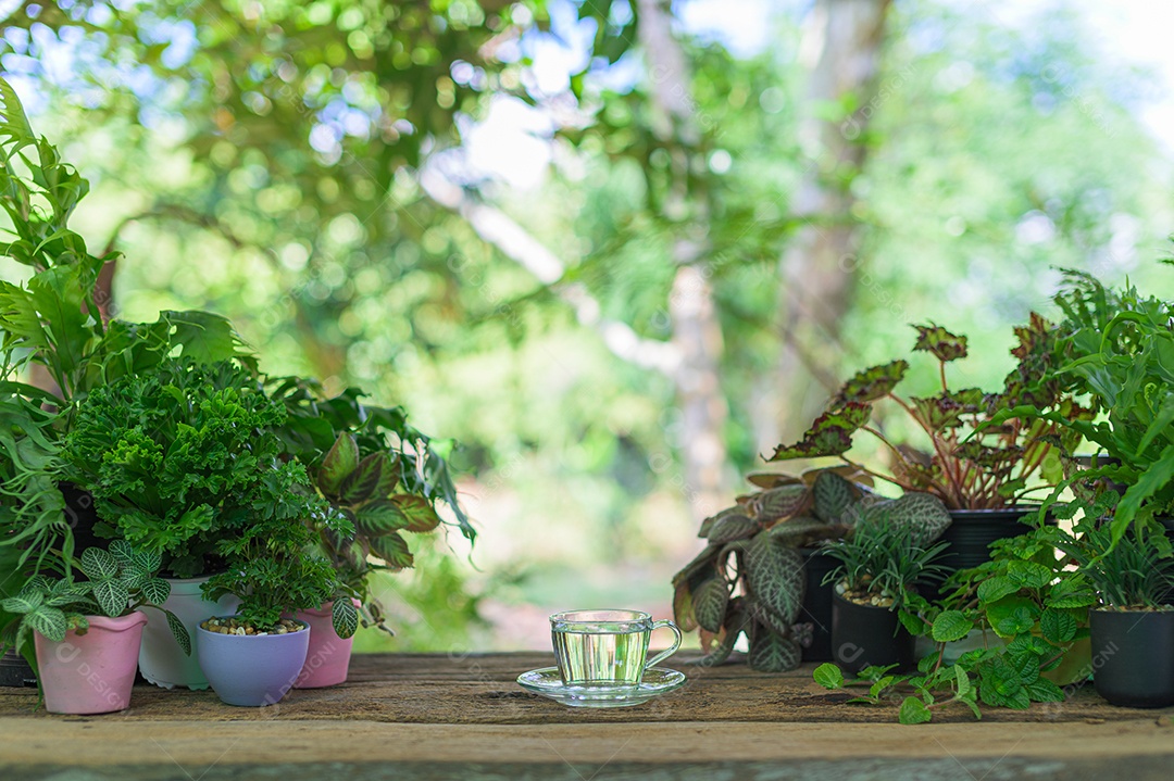 Copo de água na mesa