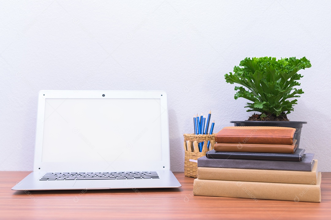 Computador portátil está na mesa