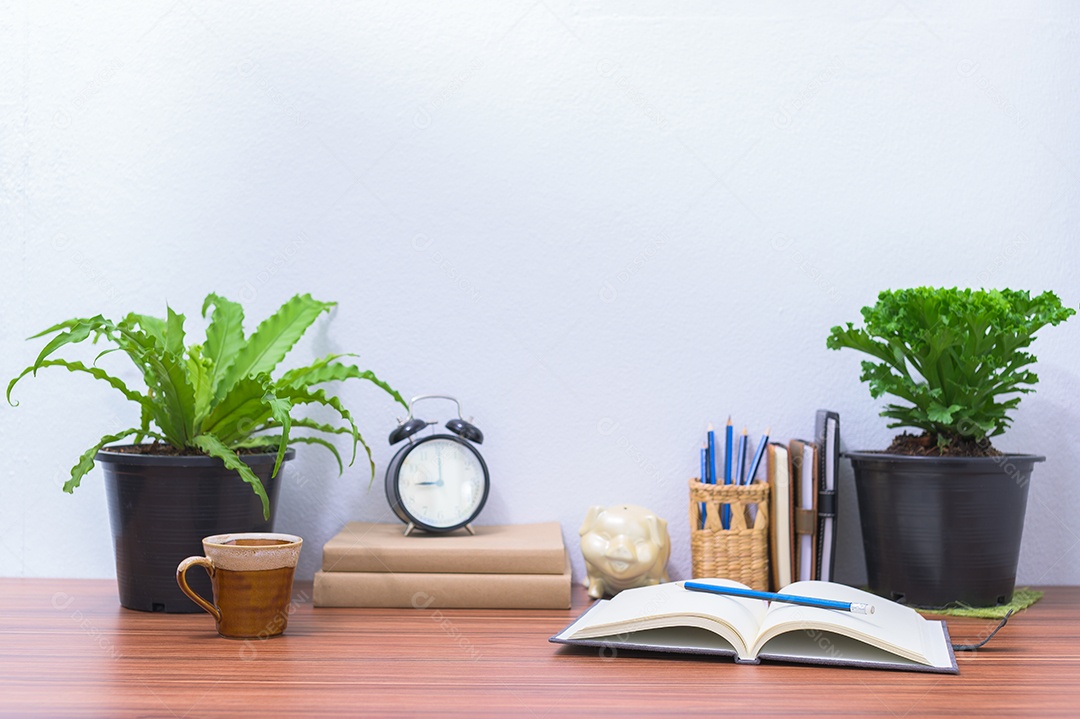 Livros e artigos de papelaria estão na mesa do escritório