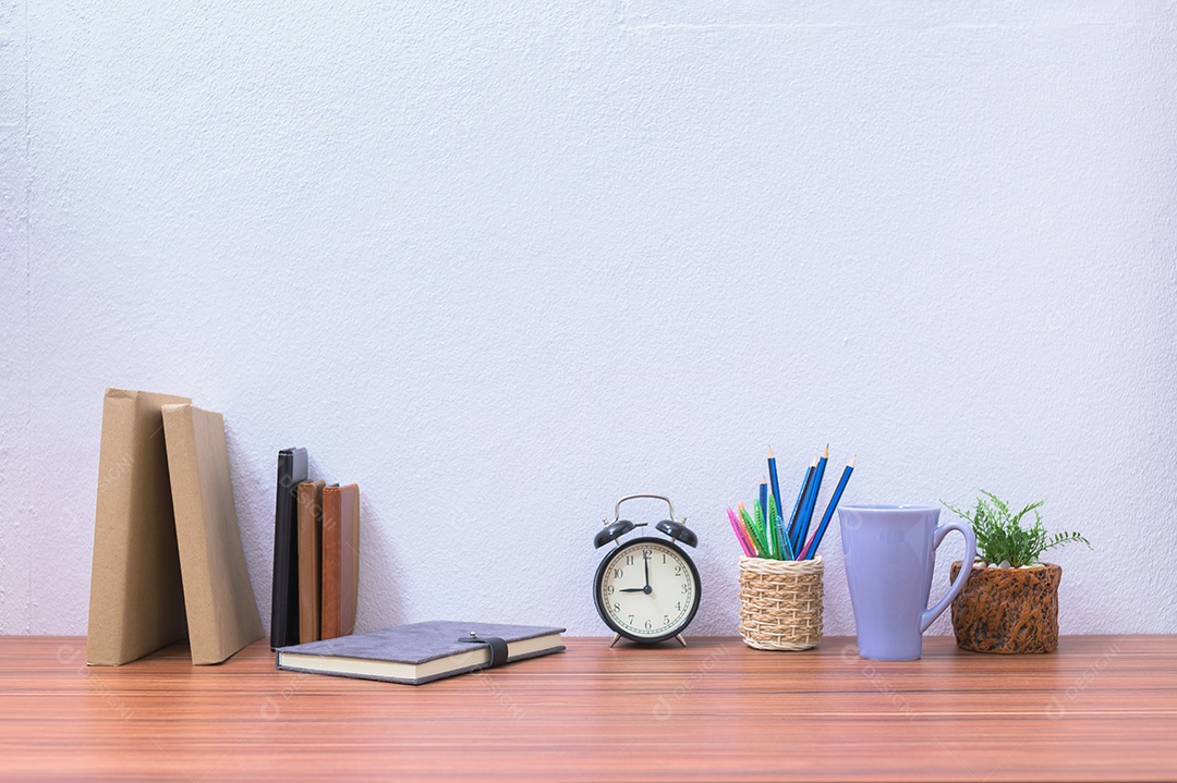 Livros documentos artigos de papelaria na mesa