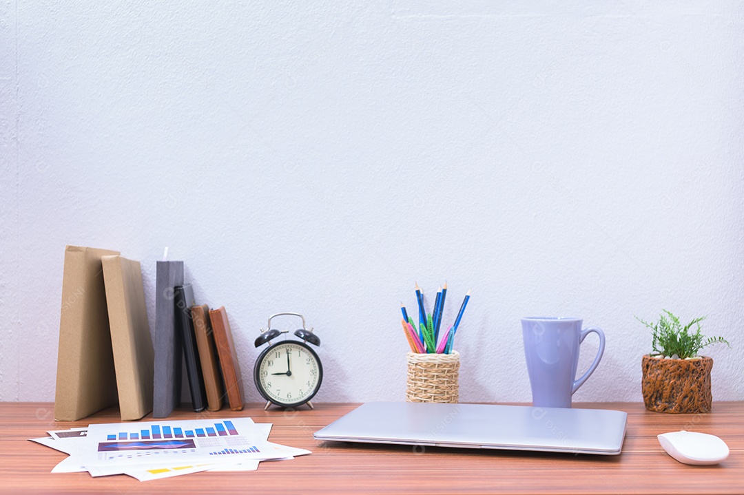 Computador portátil está na mesa