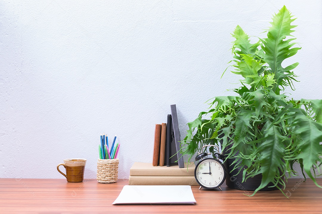 Livros documentos artigos de papelaria na mesa