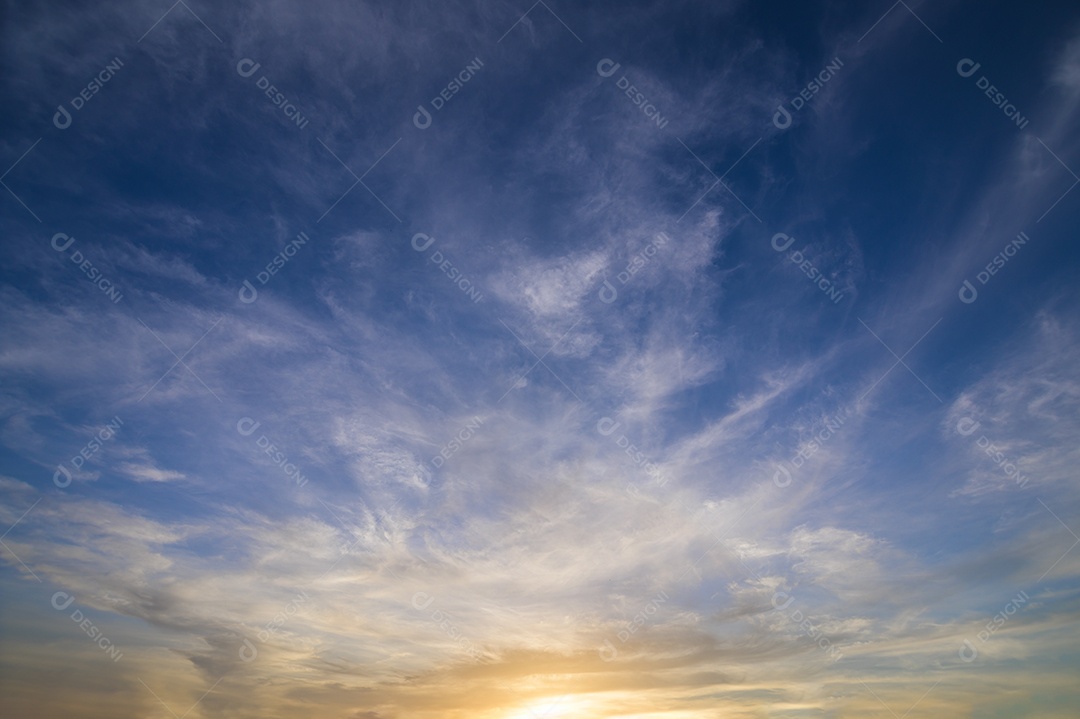 Céu e nuvens durante o dia