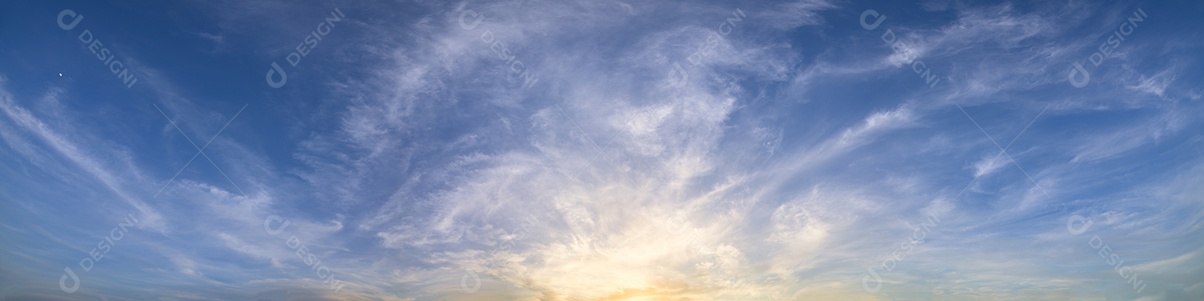 Céu e nuvens durante o dia