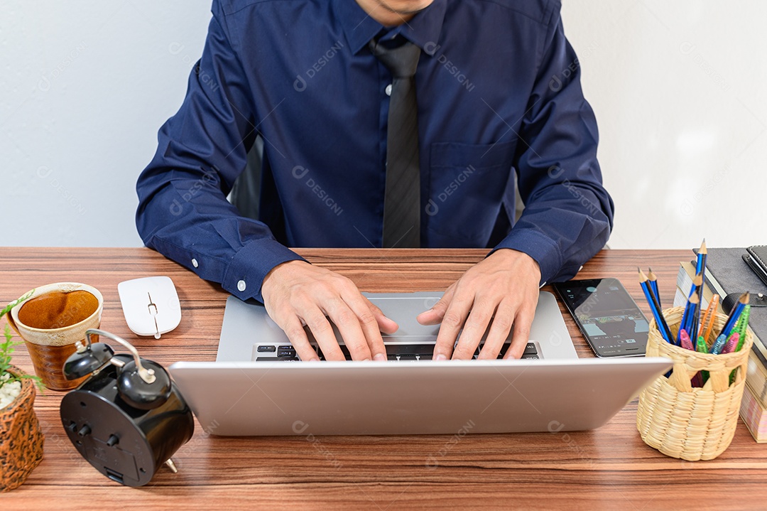 Pessoa de negócios trabalham em notebooks na mesa da sala