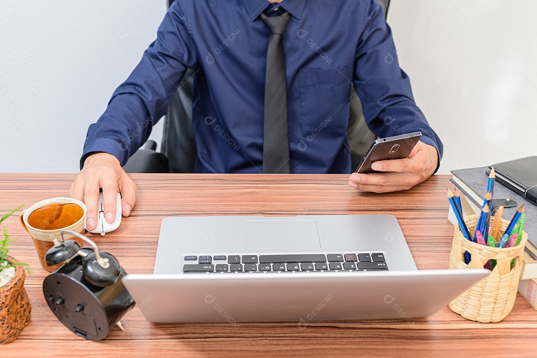 Pessoa de negócios trabalham em notebooks na mesa da sala