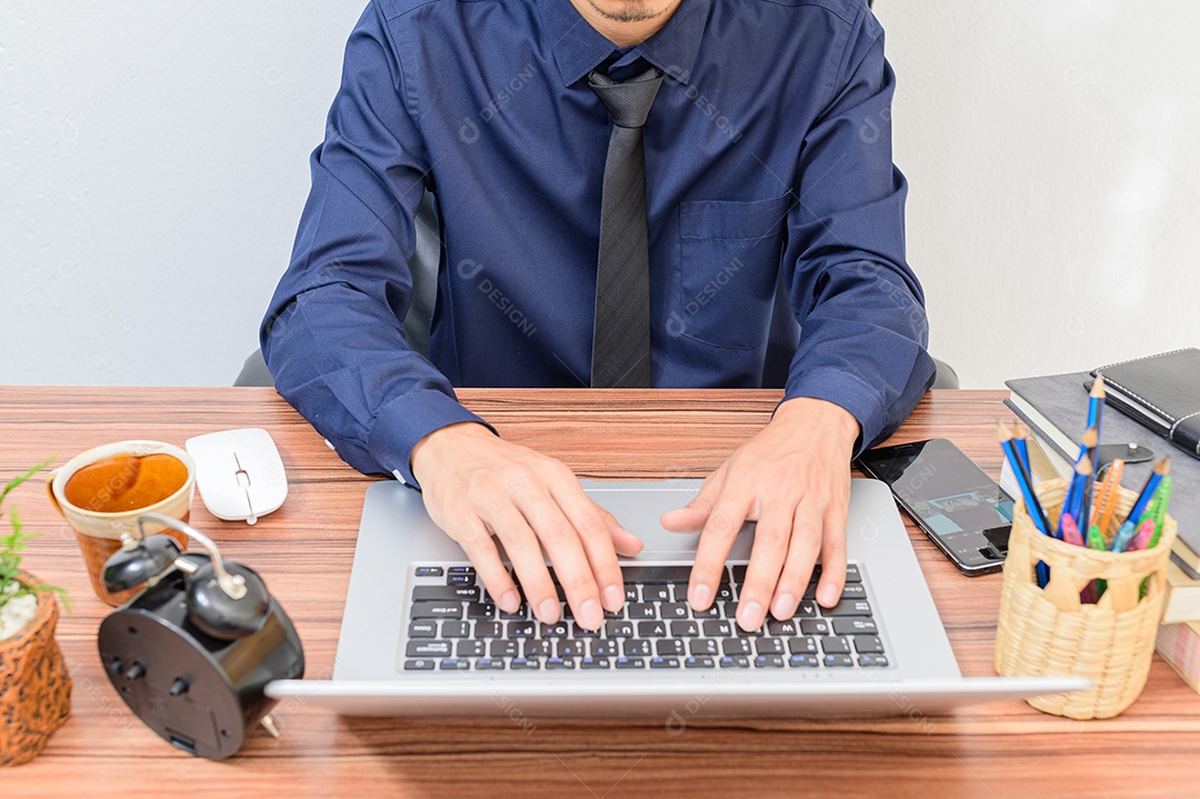 Empresário usam smartphones em suas mesas na sala.