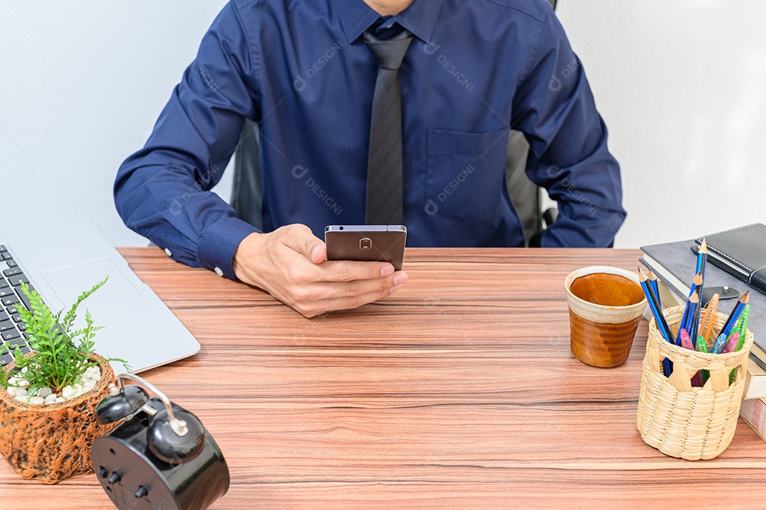 Empresário usando smartphones em suas mesas na sala.