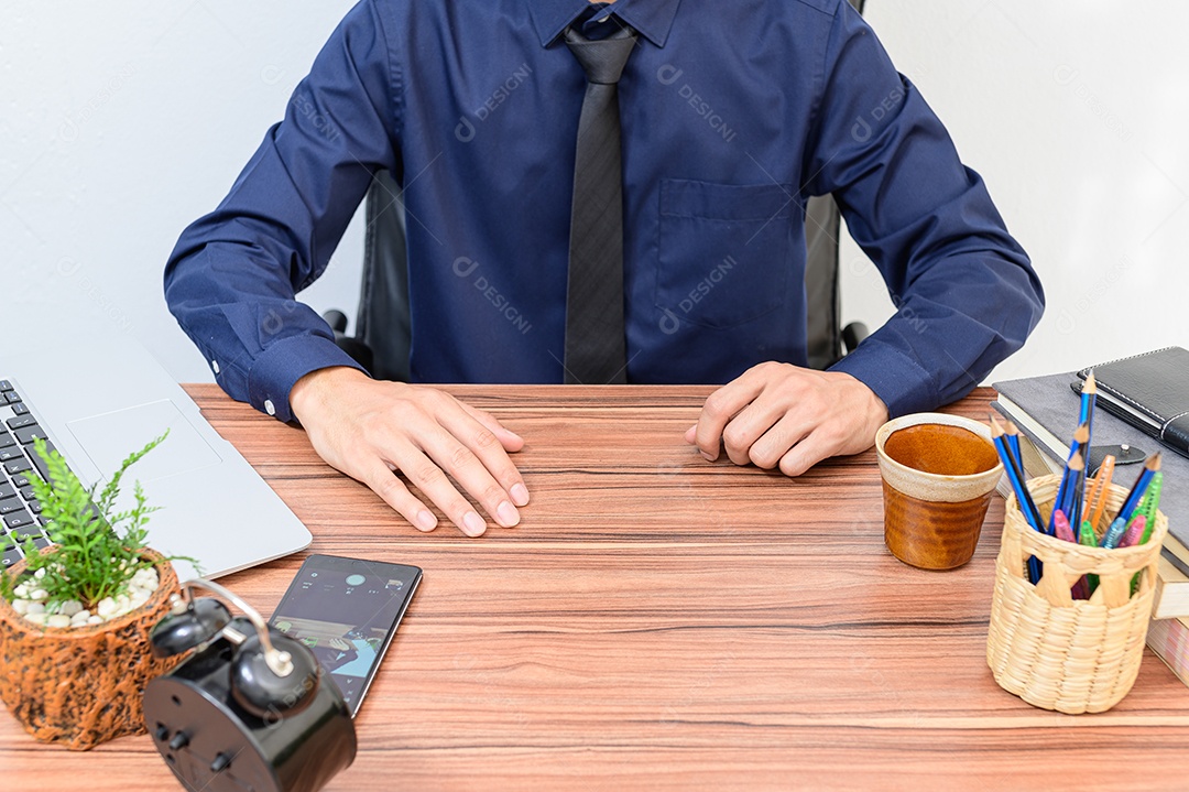 Empresário sentado em sua mesa em um escritório