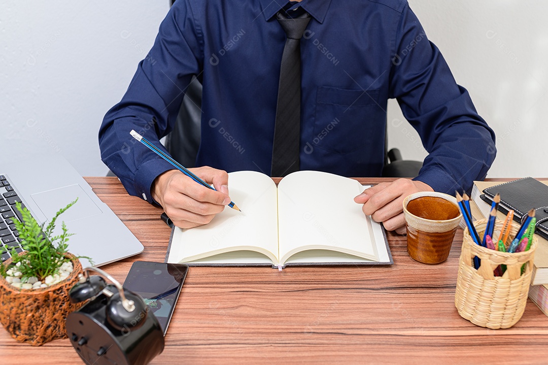 Empresário examina os documentos na mesa da sala