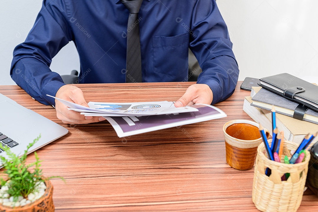 Homem jovem empresário sobre escritório empresa notebook sobre uma mesa madeira