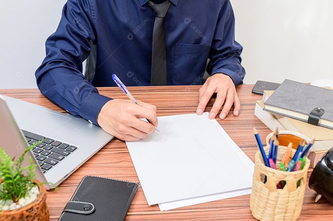 Homem jovem empresário sobre escritório empresa notebook sobre uma mesa madeira