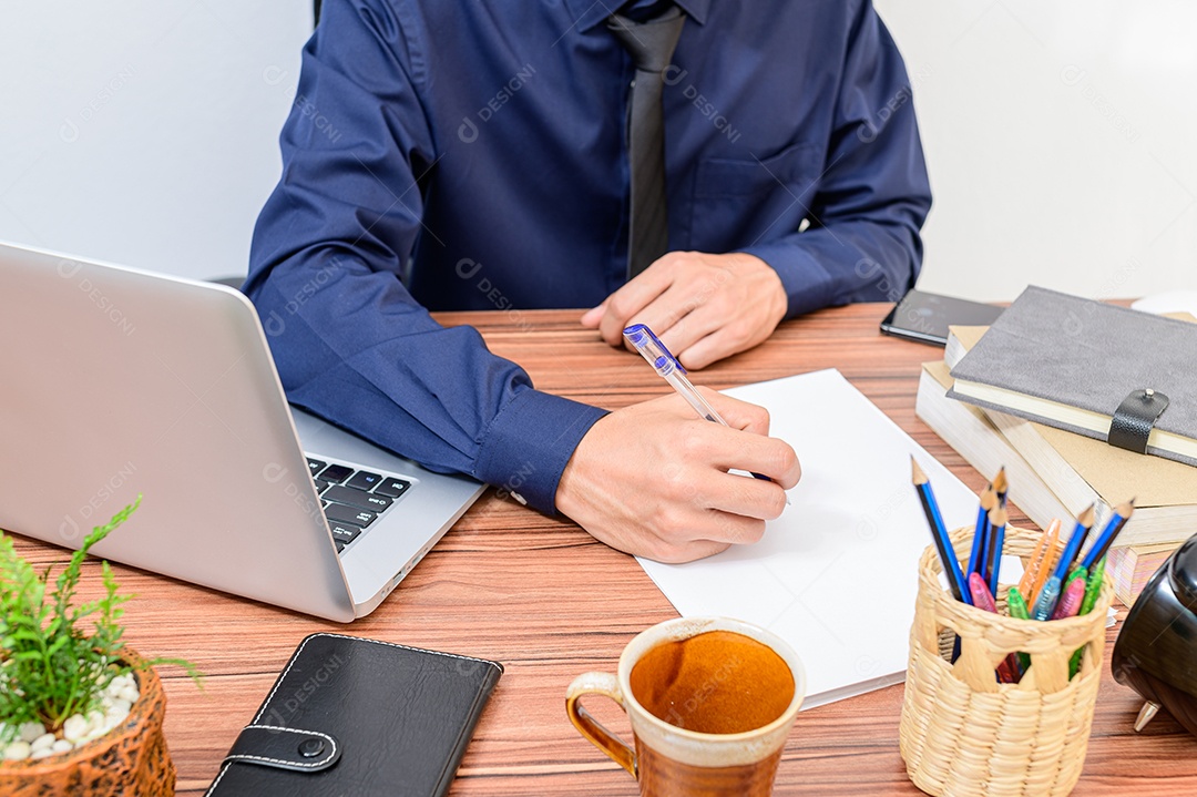 Homem jovem empresário sobre escritório empresa notebook sobre uma mesa madeira