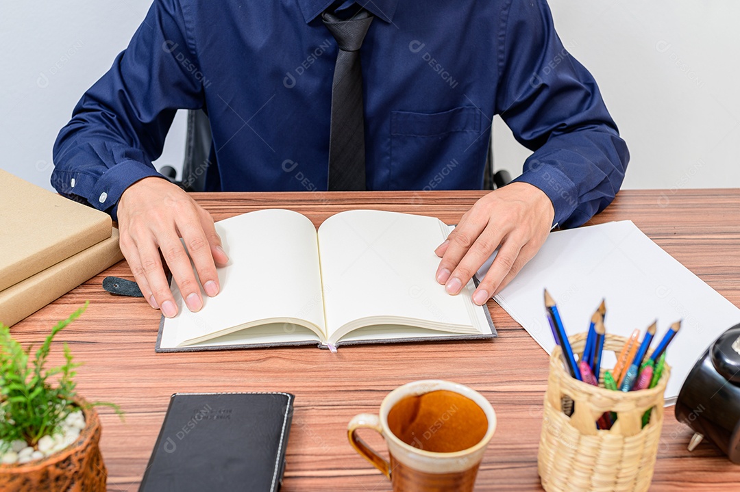 Homem jovem empresário sobre escritório empresa notebook sobre uma mesa madeira