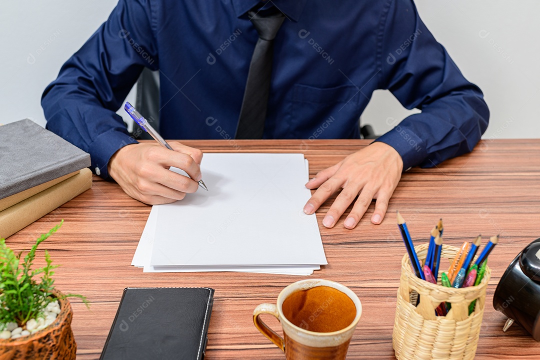 Homem jovem empresário sobre escritório empresa notebook sobre uma mesa madeira