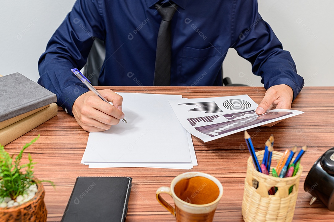 Homem jovem empresário sobre escritório empresa notebook sobre uma mesa madeira