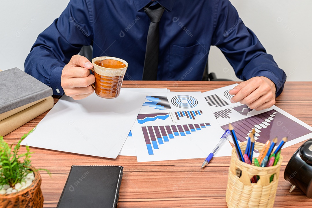 Homem jovem empresário sobre escritório empresa notebook sobre uma mesa madeira