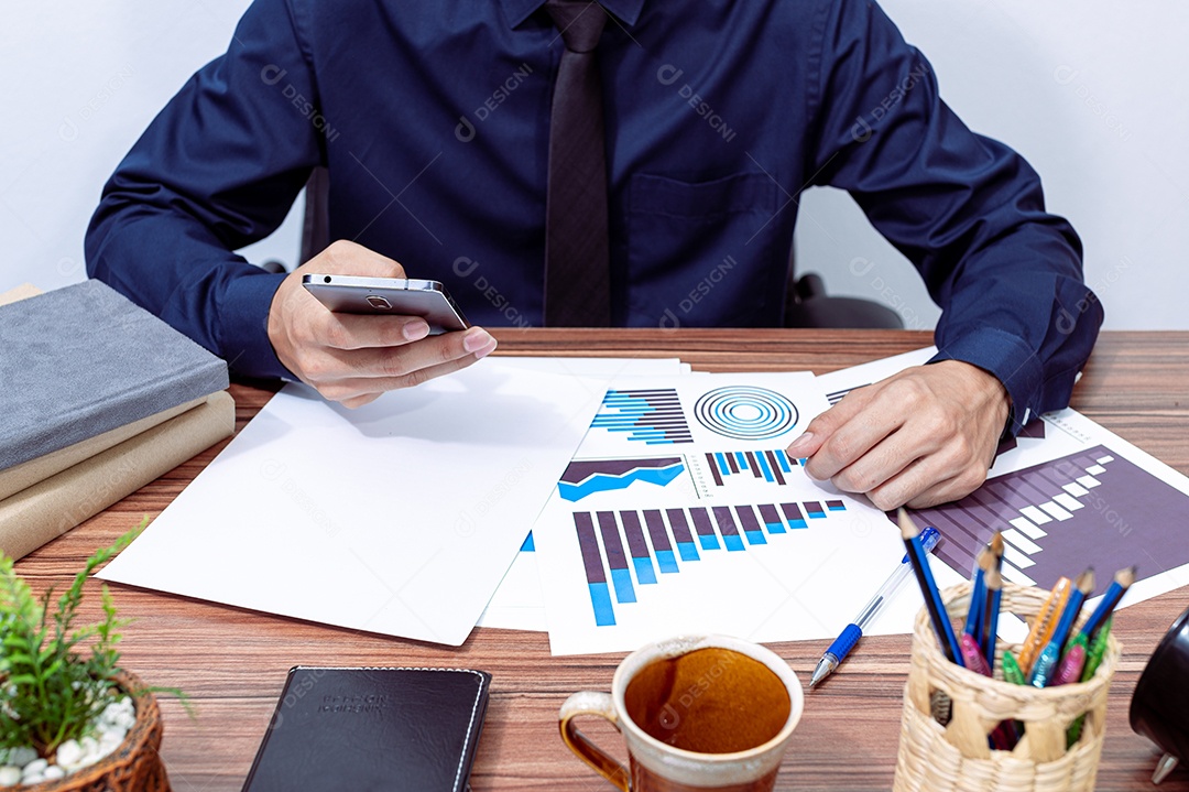 Homem jovem empresário sobre escritório empresa notebook sobre uma mesa madeira