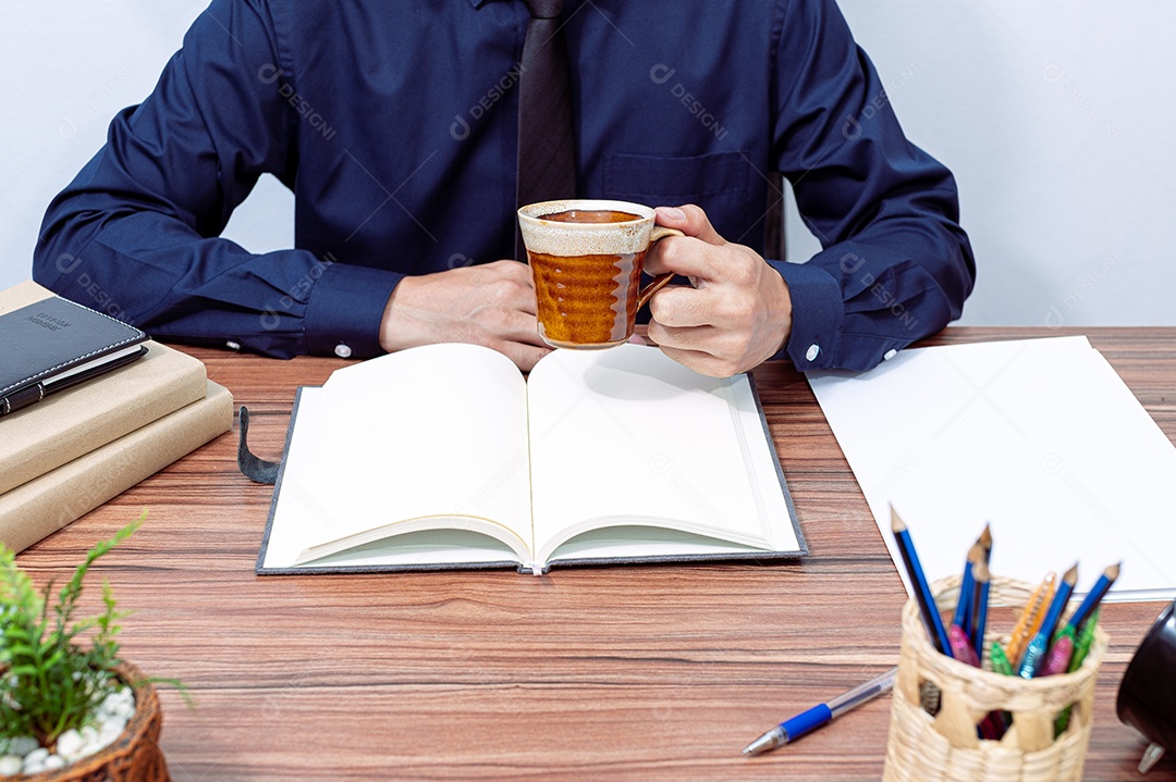 Homem jovem empresário sobre escritório empresa notebook sobre uma mesa madeira