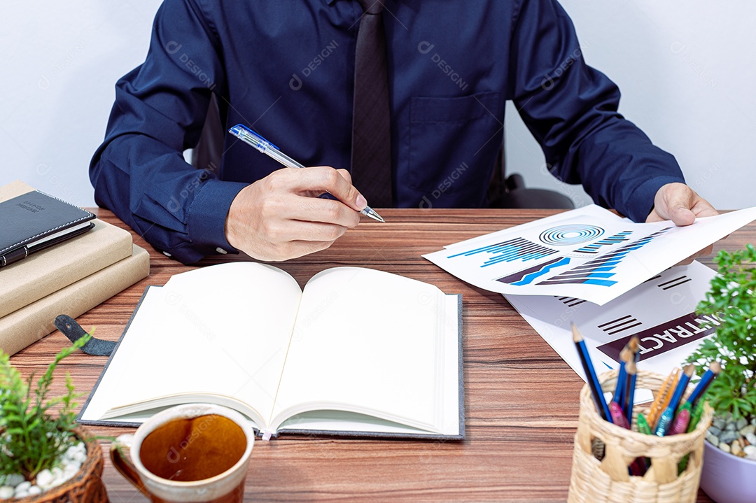 Homem jovem empresário sobre escritório empresa notebook sobre uma mesa madeira