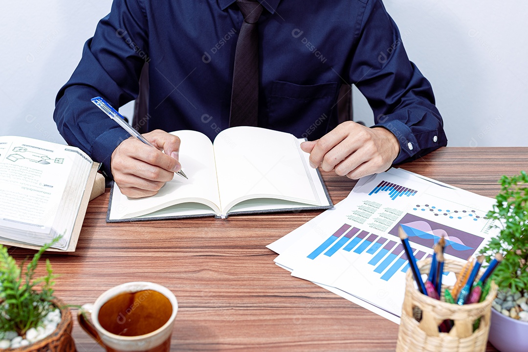 Homem jovem empresário sobre escritório empresa notebook sobre uma mesa madeira