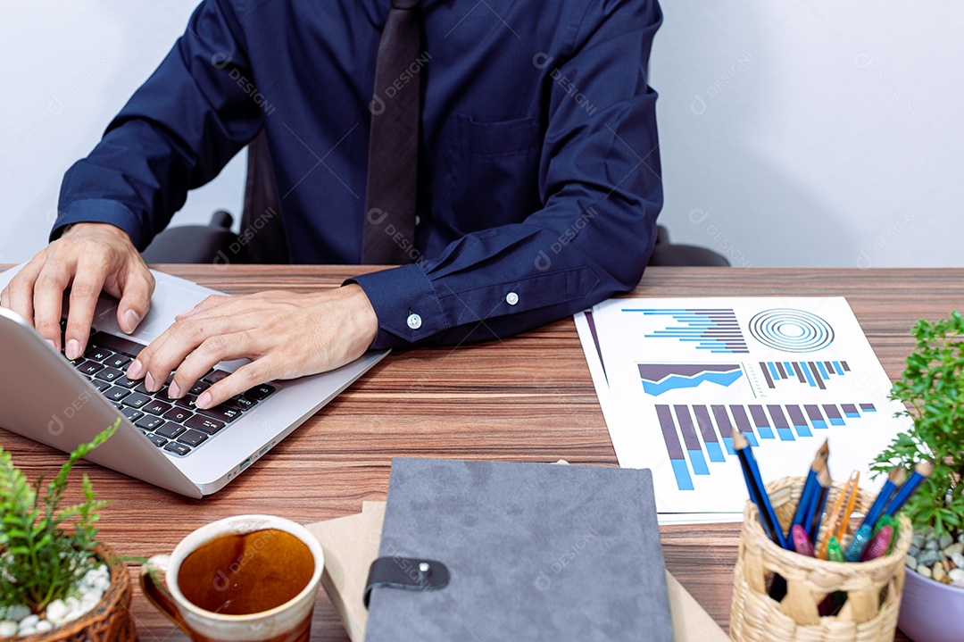 Homem jovem empresário sobre escritório empresa notebook sobre uma mesa madeira