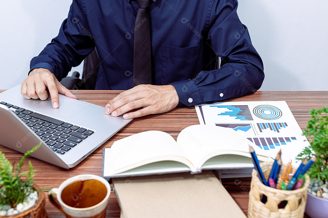 Homem jovem empresário sobre escritório empresa notebook sobre uma mesa madeira