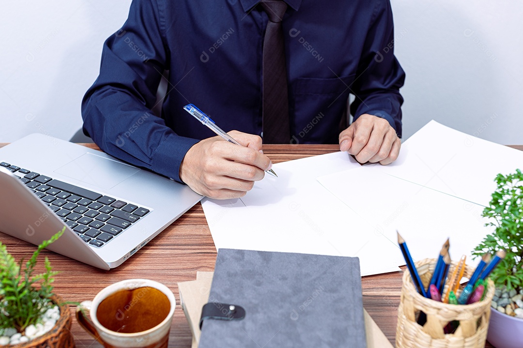 Homem jovem empresário sobre escritório empresa notebook sobre uma mesa madeira