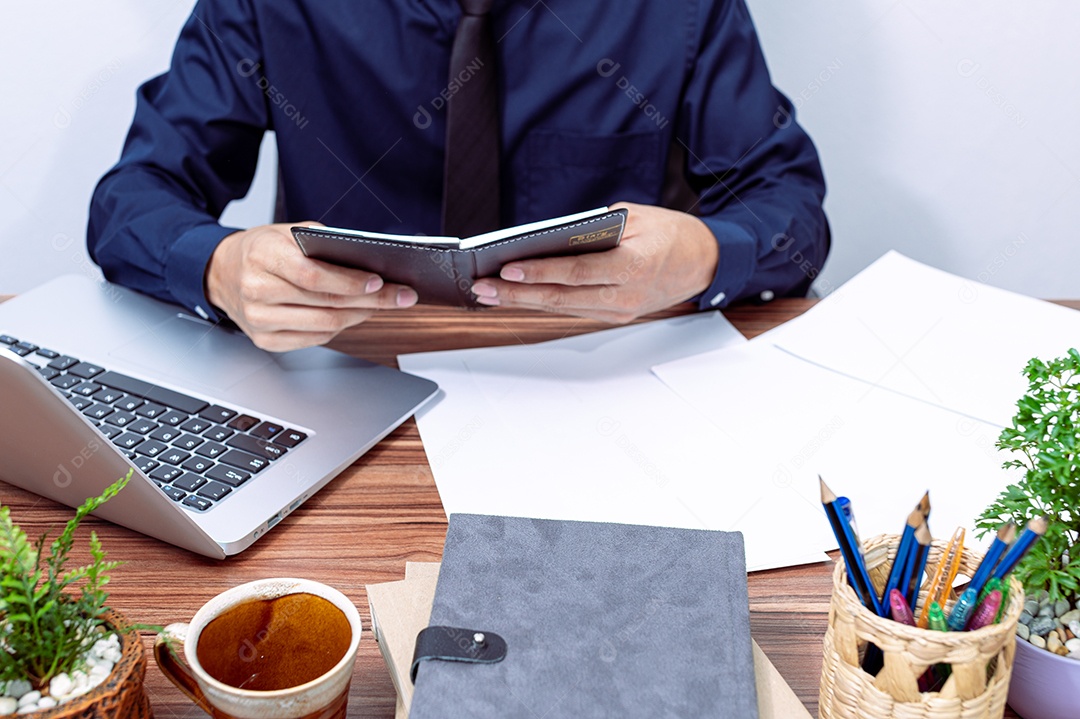 Homem jovem empresário sobre escritório empresa notebook sobre uma mesa madeira