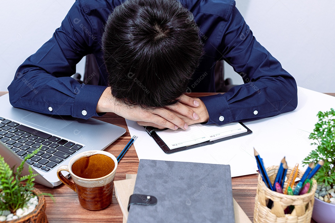 Homem de negócios adormeceu em sua mesa no escritório