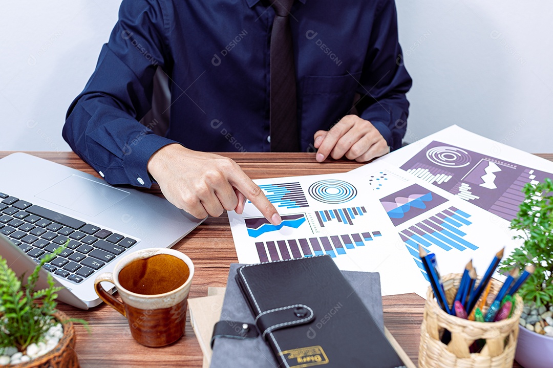 Pessoa de negócios verificam relatórios de crescimento dos negócios