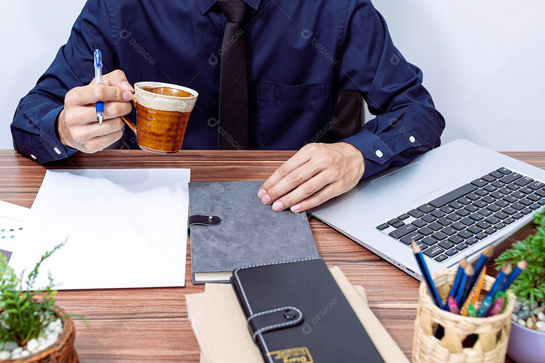 Homem de negócios tomando café em sua mesa
