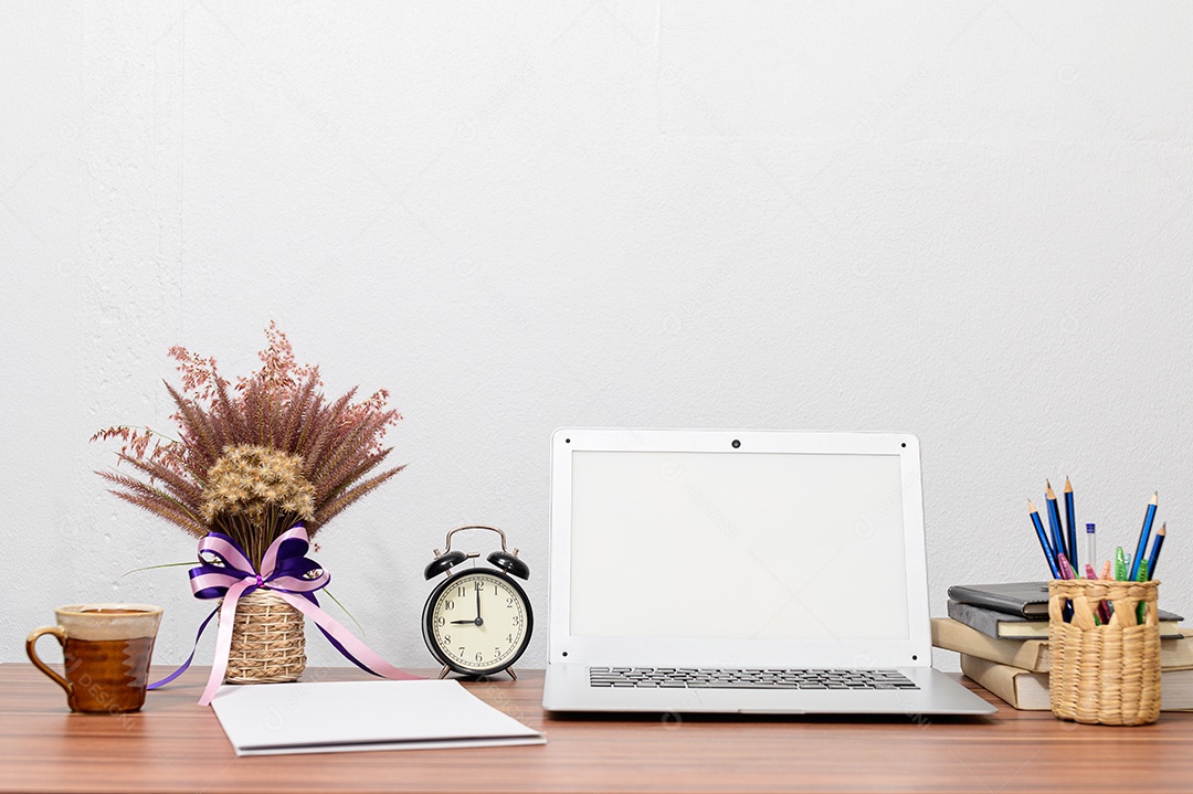 Computadores e papéis estão no