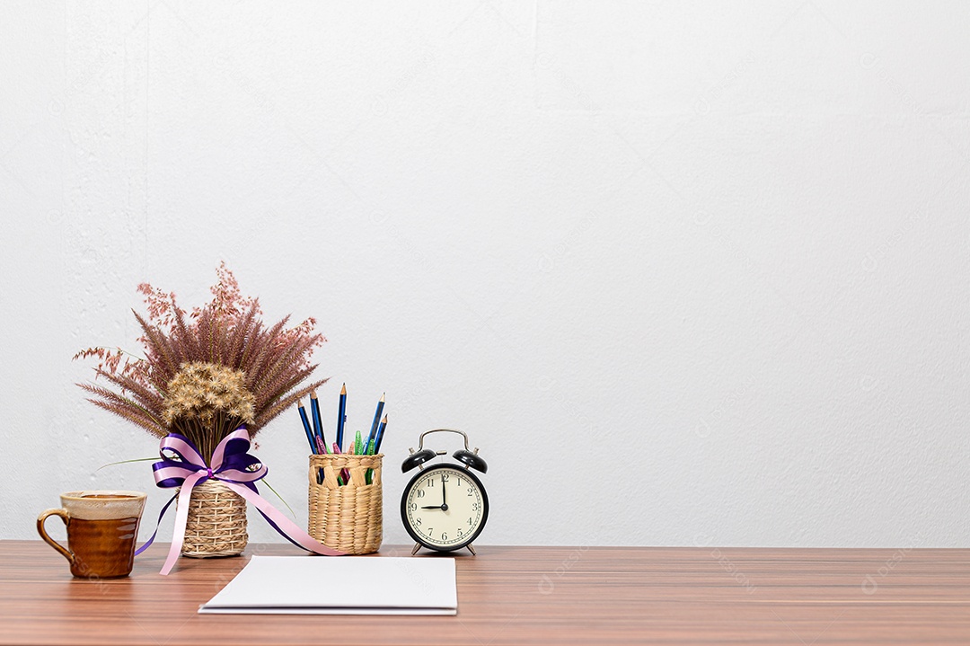 Computador e papéis estão no