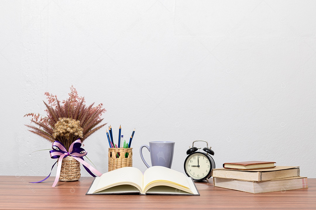 Livros de papelaria na mesa