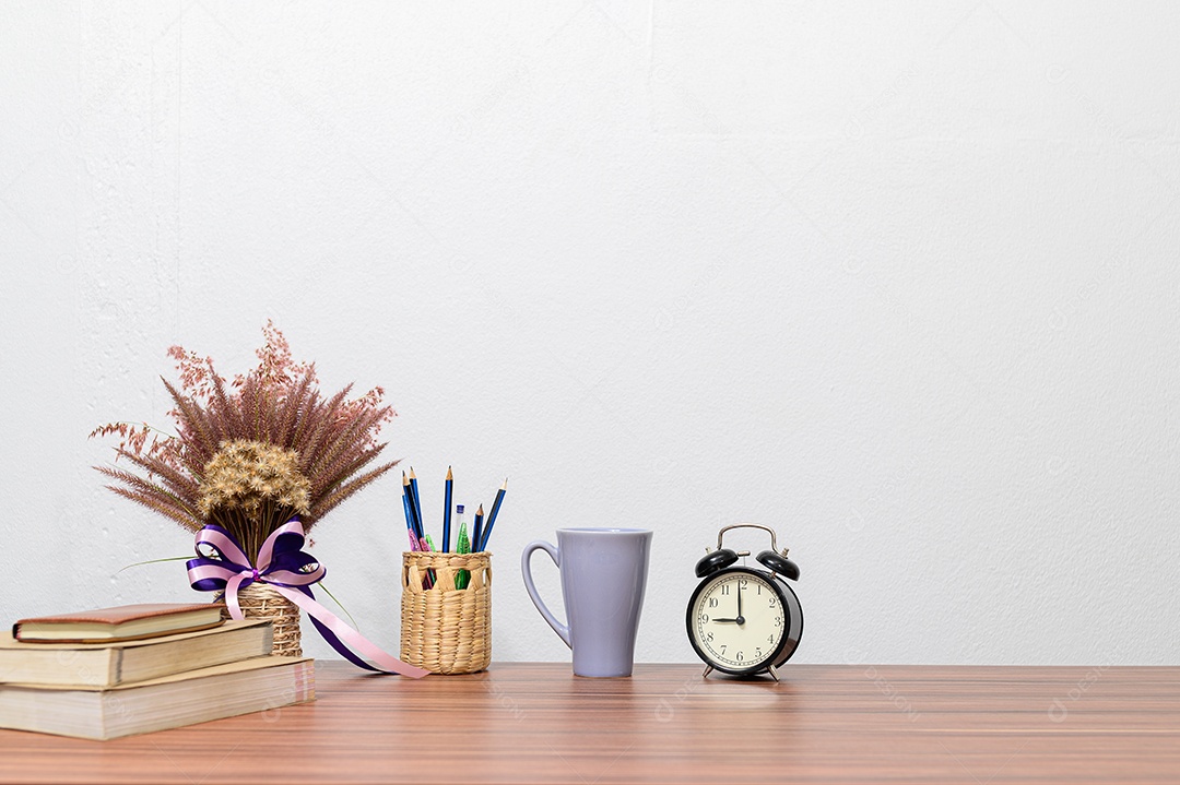 Livros de papelaria na mesa