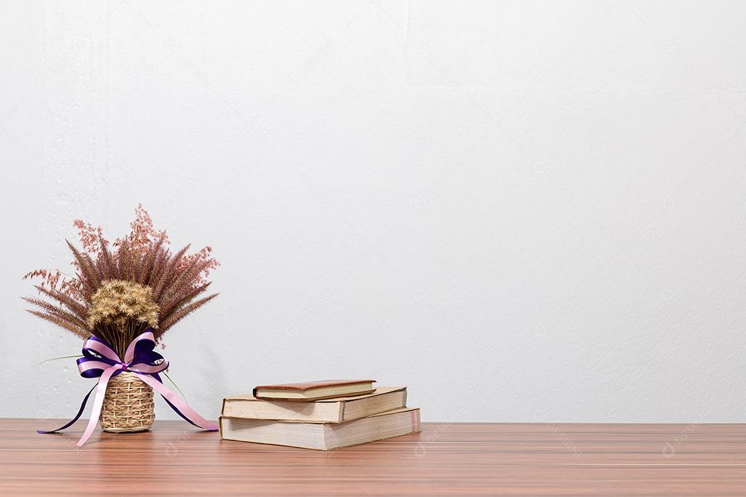 Livros de papelaria na mesa