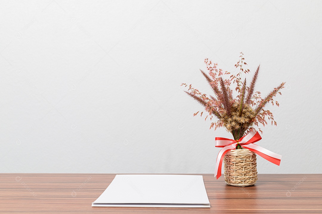 Página em branco está na mesa