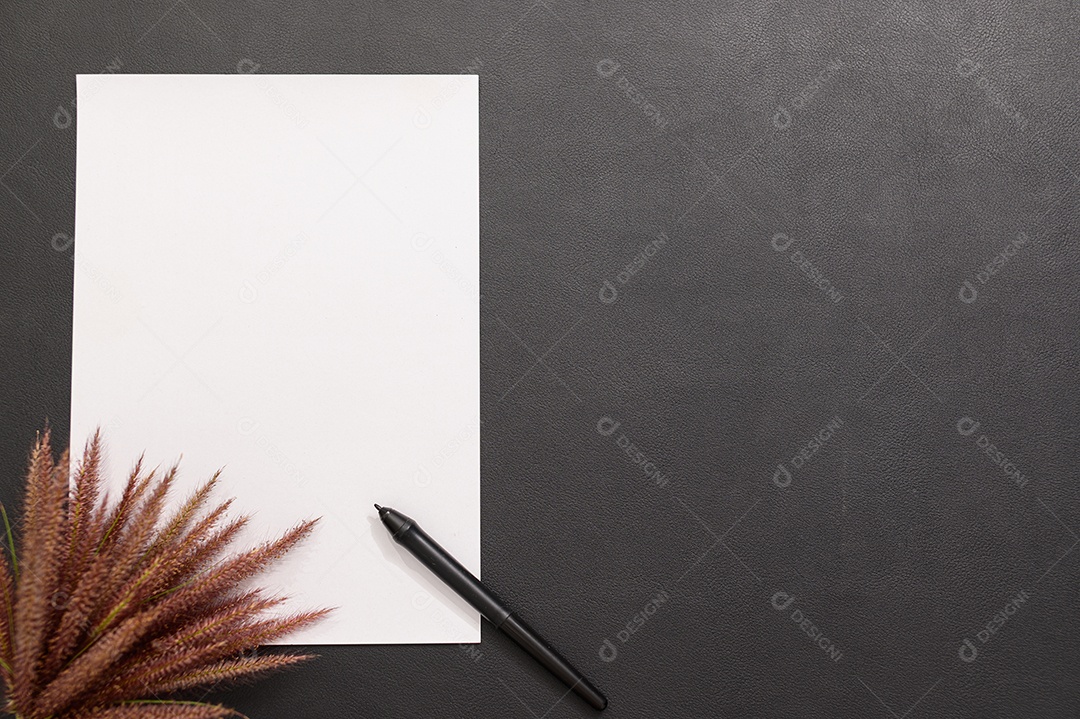 Papel em branco e caneta na vista superior do desktopx