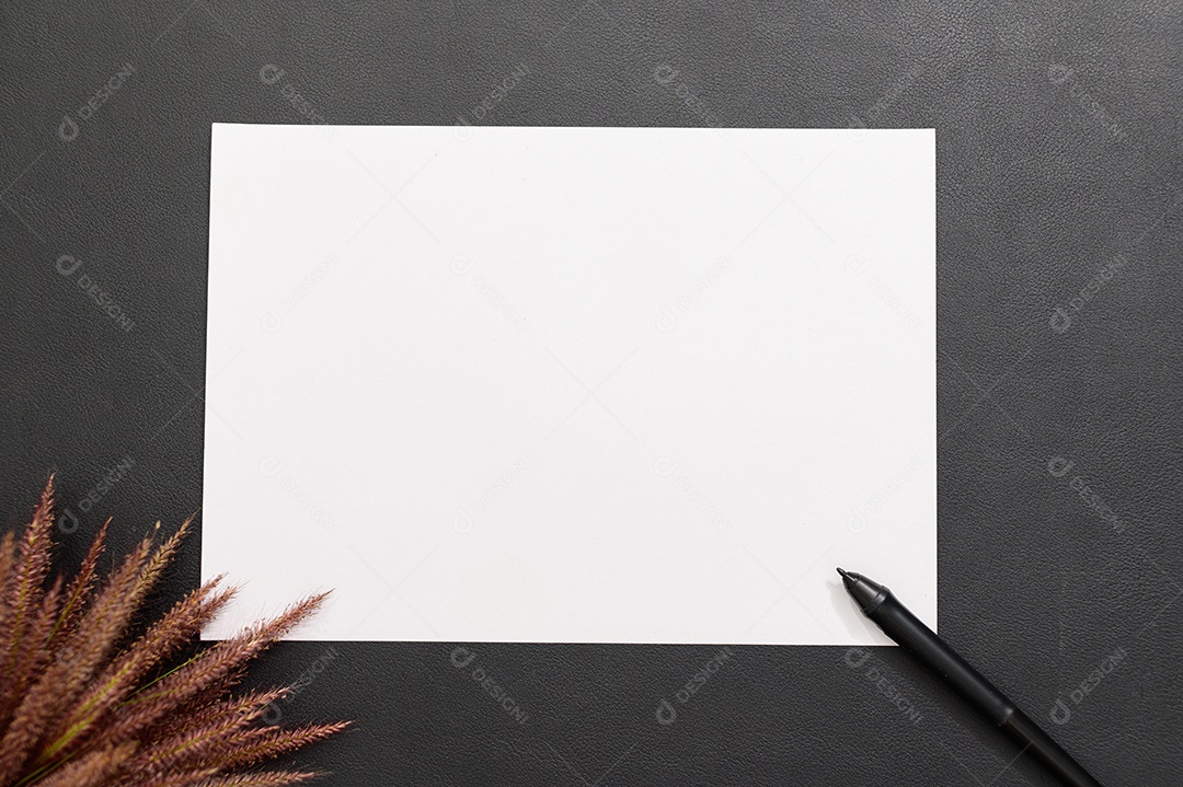 Papel em branco e caneta na vista superior do desktop