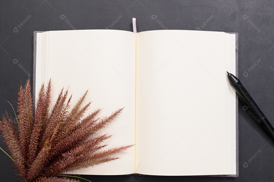 Página em branco na mesa