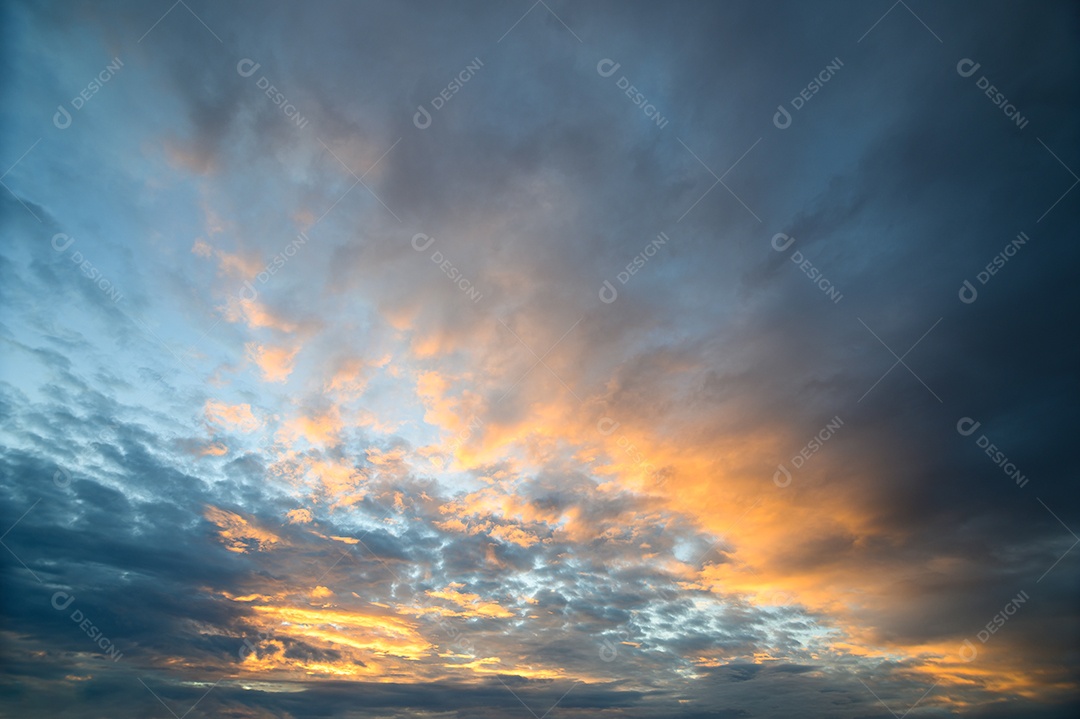 Céu e nuvens à noite