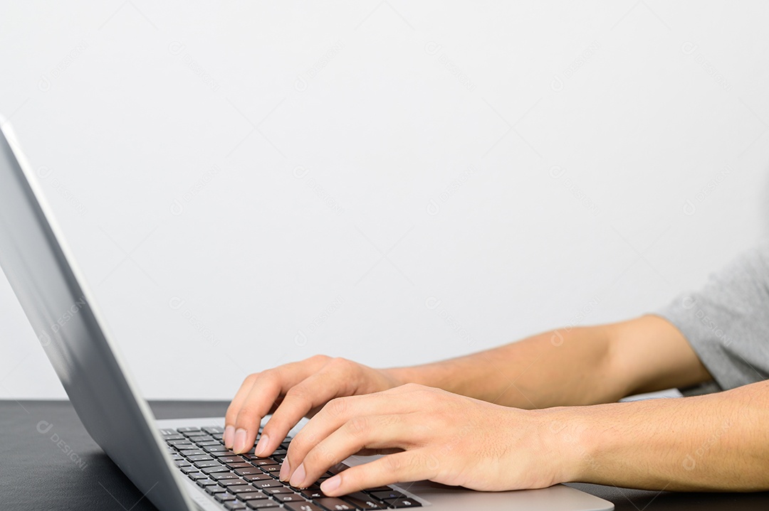 Mãos pessoa mexendo notebook escritório sobre fundo isolado branco