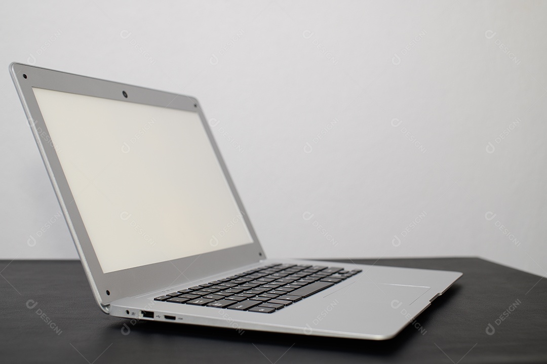 Computadores notebook na mesa do escritório